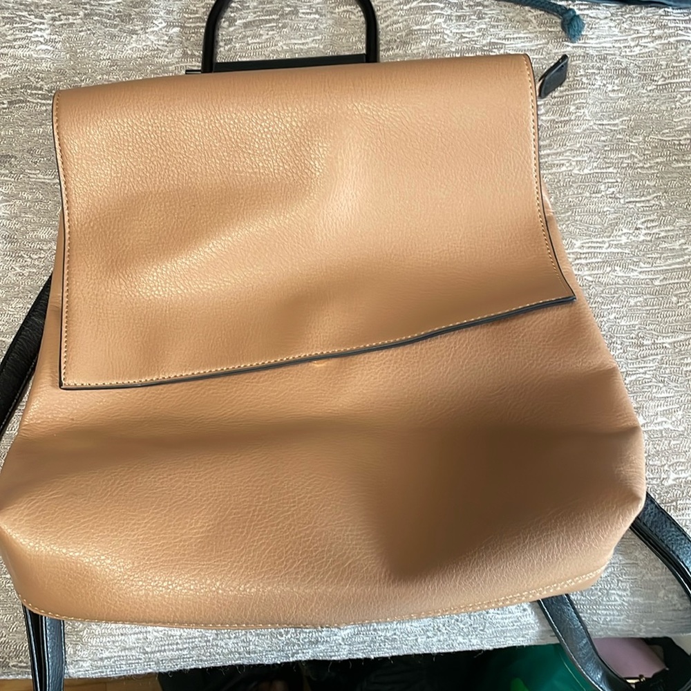 Like new great to take to the office or out for brunch
